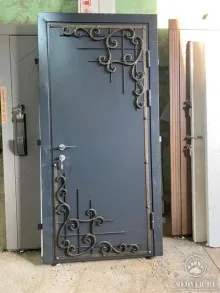 Входная железная дверь с ковкой - 120